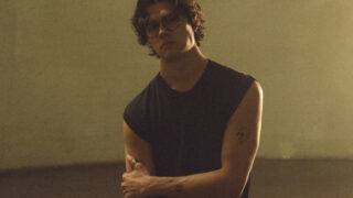 デイヴィッド・クシュナーが8/30リリースのデビュー・アルバムから新曲「Sweet Oblivion」のミュージック・ビデオを公開