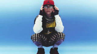 ビリー・アイリッシュがサタデー・ナイト・ライヴに出演し披露した「BIRDS OF A FEATHER」「WILDFLOWER」のパフォーマンス・ビデオが公開