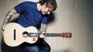 エド・シーラン、デビュー・アルバム『+ (Plus)』のメドレーを披露したのアコースティック・パフォーマンス・ビデオを公開