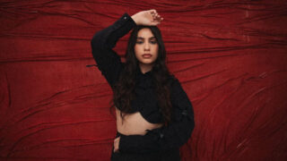 アレッシア・カーラ、2/14リリース新作アルバム『Love & Hyperbole』から新曲「Slow Motion」のリリック・ビデオを公開