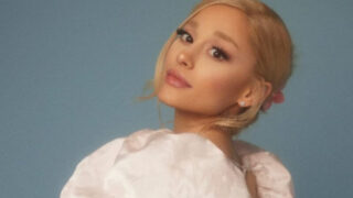 アリアナ・グランデ、「Santa Tell Me」のスタジオ・セッション映像を公開