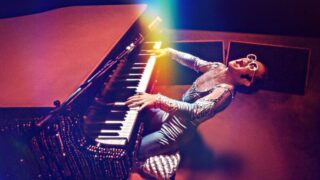 エルトン・ジョン、新ドキュメンタリー『エルトン・ジョン:Never Too Late』からエンドクレジット・ソング「Never Too Late」の和訳ビデオが公開