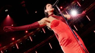 デュア・リパ、ライヴ・アルバム『DUA LIPA LIVE FROM THE ROYAL ALBERT HALL』から「Training Season」のパフォーマンス・ビデオを公開