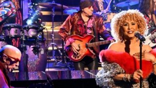 ダーレン・ラヴ、ジミー・ファロンの米人気テレビ番組で披露した「Christmas (Baby Please Come Home)」のパフォーマンス映像が公開