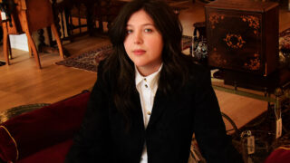 ルーシー・ダッカス、新作アルバム『Forever Is A Feeling』をリリース!ホージアを迎えた「Bullseye」の特別パフォーマンス・ビデオも公開