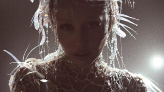 マイリー・サイラス、新作アルバム『Something Beautiful』リリース！収録曲「Easy Lover」のミュージック・ビデオも公開