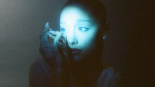 アリアナ・グランデ、最新アルバムの再発盤から新たに「Twilight Zone」のミュージック・ビデオを公開