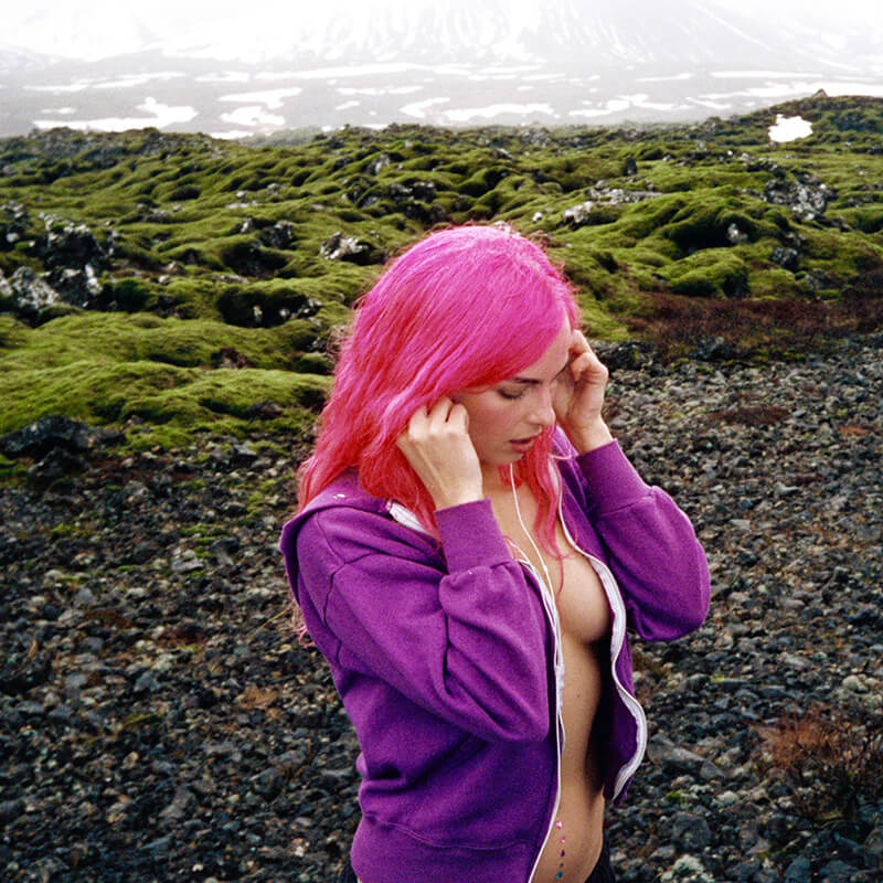 Addison Rae「Headphones On」Photo Credit Bella Newman