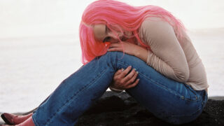 アディソン・レイ、近く発表予定のデビュー・アルバムから新曲「Headphones On」のミュージック・ビデオを公開