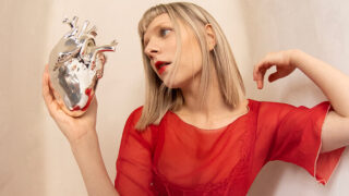 オーロラ、繊細ながらパワフルな新曲「The Flood」のヴィジュアライザー・ビデオを公開