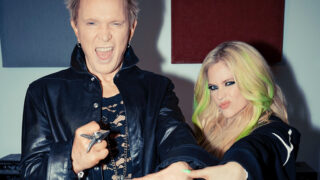 ビリー・アイドル、4/25リリース新作アルバムからアヴリル・ラヴィーンを迎えた新曲「77」のヴィジュアライザー・ビデオを公開