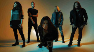 エヴァネッセンス、ケイ・フレイを迎えた「Fight Like A Girl」のチャド・スタエルスキ監督によるミュージック・ビデオを公開