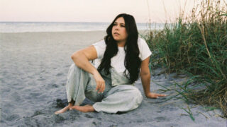 ジジ・ペレス、デビュー・アルバム『At The Beach, In Every Life』4/25(金)リリースを発表!