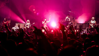 ザ・ラスト・ディナー・パーティー、幻想的なムードに包まれた圧巻の来日公演初日Zepp Haneda公演のライヴ・レポートが到着