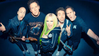 アヴリル・ラヴィーン、シンプル・プランを迎えた新曲「Young & Dumb」のミュージック・ビデオを公開