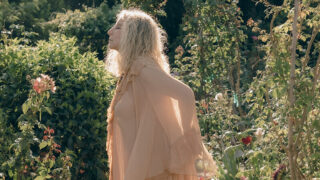 バーブラ・ストライサンド、新作アルバムからレイヴェイとのコラボ曲「Letter To My 13 Year Old Self」が先行リリース