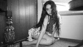 チャーリーXCX、『How I'm Feeling Now』の発売5周年を記念して「Party 4 U」のミュージック・ビデオが公開