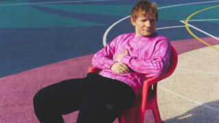 エド・シーラン、ジミー・ファロンの米人気テレビ番組で披露した「Old Phone」の映像が公開