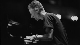 キース・ジャレット、2016年ウィーンでのソロ・ライヴ録音のリリースを発表!先行トラック「パート5」が公開