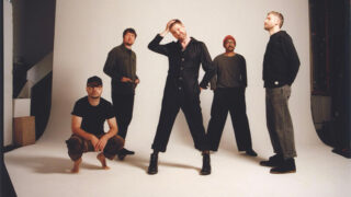 カイザー・チーフス、デビュー・アルバム『Employment』の20周年記念盤を7/18にリリース!