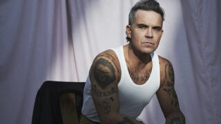 ロビー・ウィリアムス、新作アルバム『BRITPOP』今秋リリース!新曲「Rocket」のミュージック・ビデオも公開