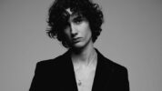 sombr（ソンバー）、最新曲「undressed」のミュージック・ビデオを公開