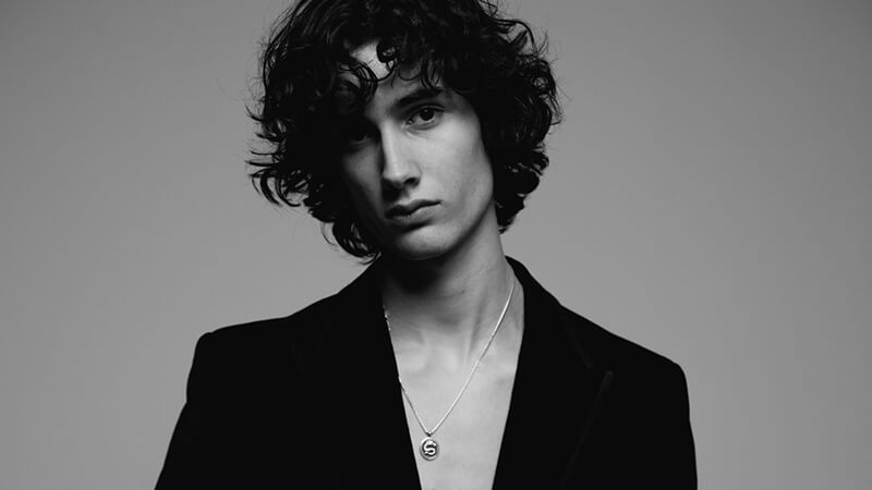 sombr(ソンバー)、最新曲「undressed」のミュージック・ビデオを公開