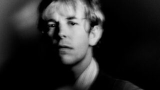 トム・オデール、9/5に新作アルバムのリリースを発表!新曲「Don't Cry, Put Your Head On My Shoulder」のミュージック・ビデオも公開