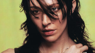 キャロライン・ポラチェック、小島秀夫監督の最新ゲーム『Death Stranding 2: On The Beach』から新曲「On The Beach」のミュージック・ビデオを公開