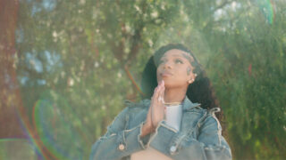 グロリラ、デビュー・アルバム『Glorious』から「Rain Down on Me」のミュージック・ビデオを公開