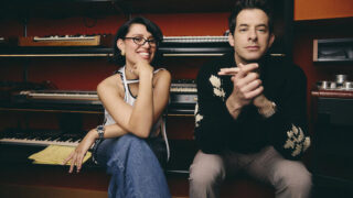 マーク・ロンソン、レイとのコラボによる新曲「Suzanne」のミュージック・ビデオを公開