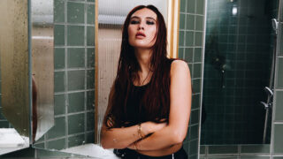 ミミ・ウェッブ、9/12リリースの新作アルバムから先行曲「Love Language」のミュージック・ビデオを公開