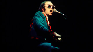 エルトン・ジョン、1977年のライヴ盤『ライヴ・フロム・ザ・レインボー・シアター・ウィズ・レイ・クーパー』リリース!