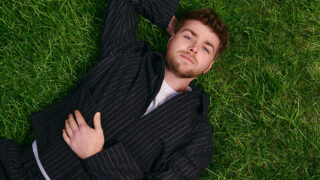 アレックス・ウォーレン、デビュー・スタジオ・アルバム『You'll Be Alright, Kid』をリリース！「Eternity」のミュージック・ビデオも公開