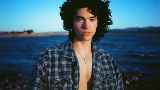 コナン・グレイ、8/15(金)リリース新作アルバム『Wishbone』から新曲「Vodka Cranberry」のミュージック・ビデオを公開