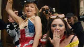 ファーギー、Netflixドラマ『イカれてる?!』よりミーガン・ステルター出演「London Bridge」の新たなミュージック・ビデオを公開