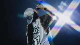 ビリー・アイリッシュ、360度ステージで観客を魅了した3年ぶりとなる来日公演初日のライヴ・レポートが到着!