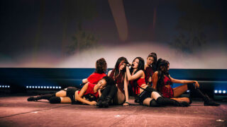 KATSEYE、ソールドアウトの会場を魅了した日本初ショーケースのライヴ・レポートとステージ写真が到着