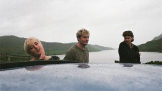 ニューダッド、9/19(金)リリースの新作アルバム『Altar』から新曲「Pretty」のヴィジュアライザー・ビデオを公開