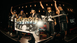 スコーピオンズ、11月発売の結成60周年記念ライヴ・アルバムから先行シングル「ブラックアウト」が配信リリース