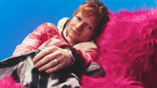 エド・シーラン、最新アルバム『PLAY』から「Symmetry」のライヴ・パフォーマンス・ビデオを公開