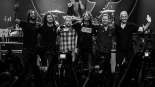 フー・ファイターズ、新ドラマーを迎えて先日急遽開催された米でのサプライズ・ライヴのレポートを公開!