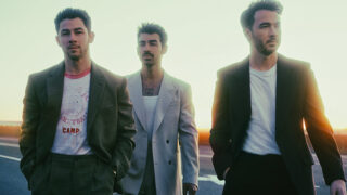 ジョナス・ブラザーズ、ダラスで行われた公演から最新アルバム収録曲「Backwards」を披露した際の映像を公開