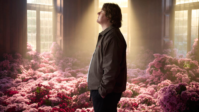 ルイス・キャパルディ、新曲「Something In The Heavens」のアビー・ロード・スタジオでのパフォーマンス映像を公開