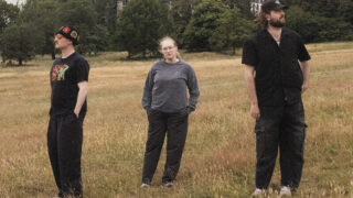 ミーシャ×コカボナ、アメリア・ローズを迎えた新曲「Wrong or Right」のヴィジュアライザー・ビデオを公開