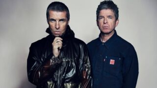 オアシス、渋谷区立宮下公園芝生ひろばにて2日間限定の東京ドーム会場販売グッズ先行スタンドがオープン!