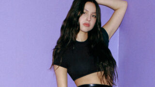 オリヴィア・ロドリゴ、グラストンベリーでロバート・スミスと共に披露した「Friday I'm in Love」と「so american」の映像を公開