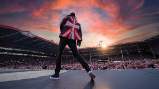 デフ・レパード、2023年のライヴを収録した映像作品『Diamond Star Heroes Live From Sheffield』を11/21に発売!