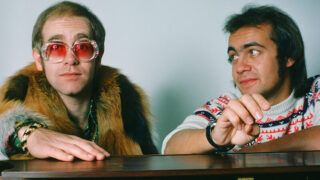 エルトン・ジョン、『キャプテン・ファンタスティック』の50周年記念エディションが10/24にリリース決定!