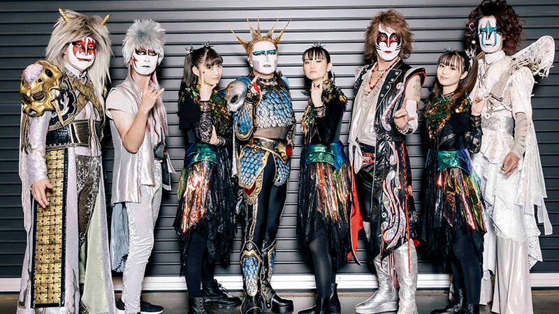 聖飢魔II vs BABYMETAL~悪魔が来たりてベビメタる~ 悪魔と神の2組による夢のコラボレーションが実現!ライヴレポート・ステージ写真到着!